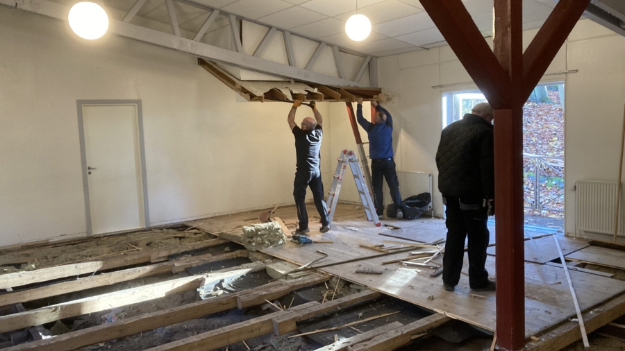 Nyt gulv i skovpavillonen